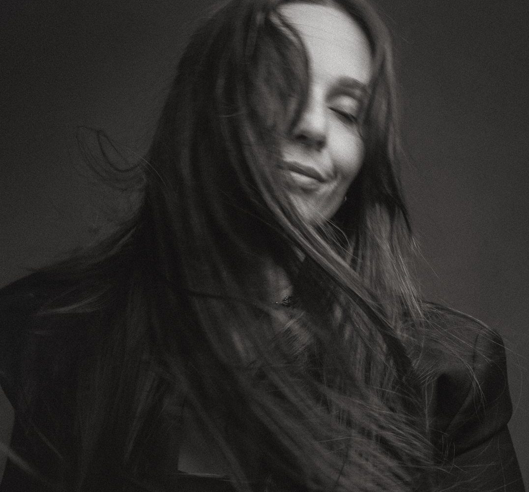 Retrato en blanco y negro con los ojos cerrados y el pelo sobre la cara
