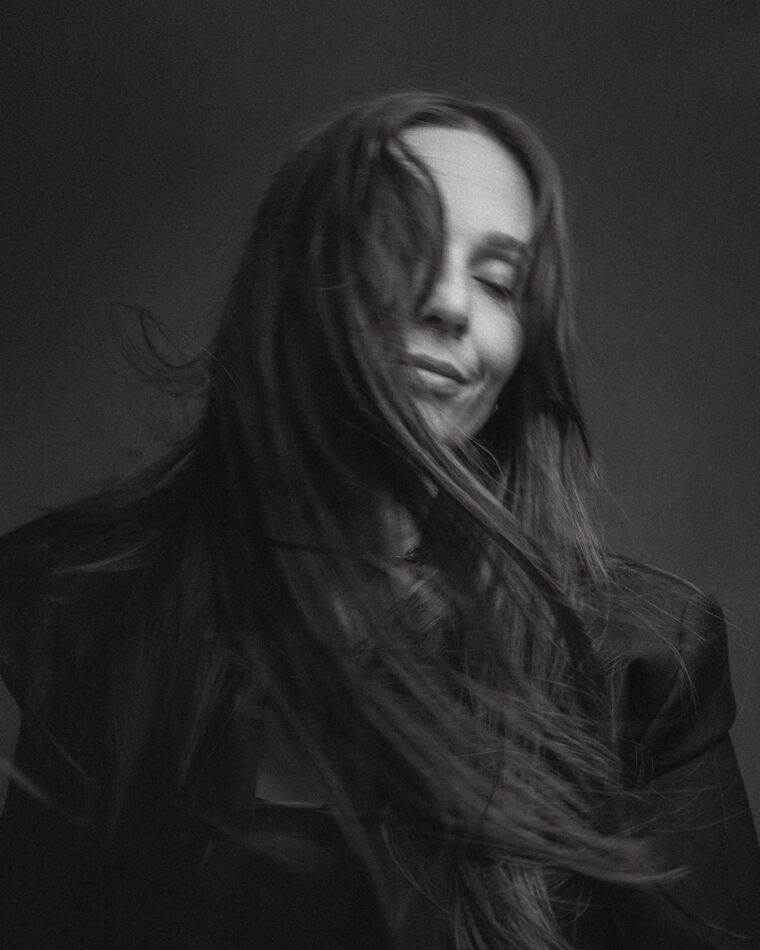 Retrato en blanco y negro con los ojos cerrados y el pelo sobre la cara