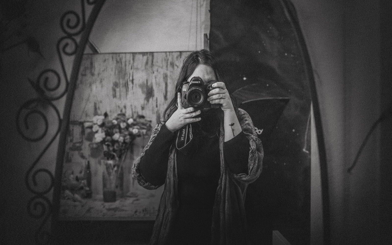 Mía García fotografiándose en el espejo con su cámara