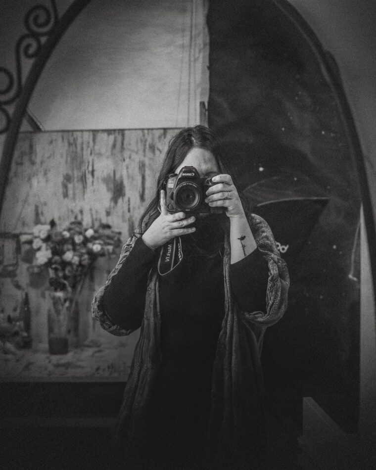 Mía García fotografiándose en el espejo con su cámara