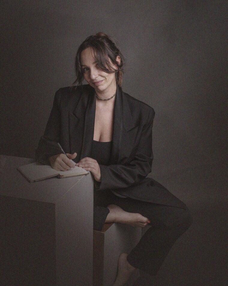 Mía García escribiendo en una libreta