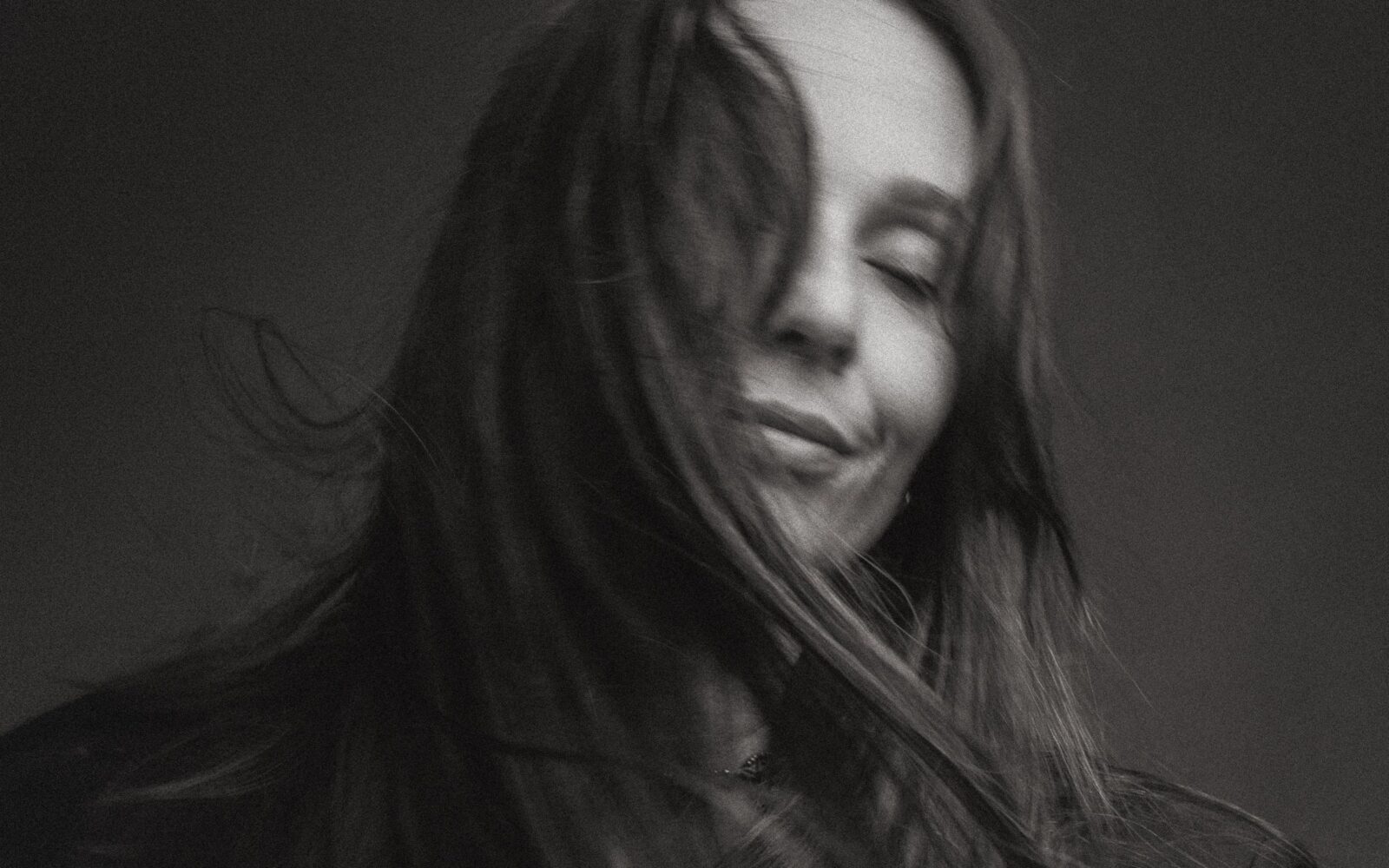 Retrato en blanco y negro de Mía García con el pelo al vuelo